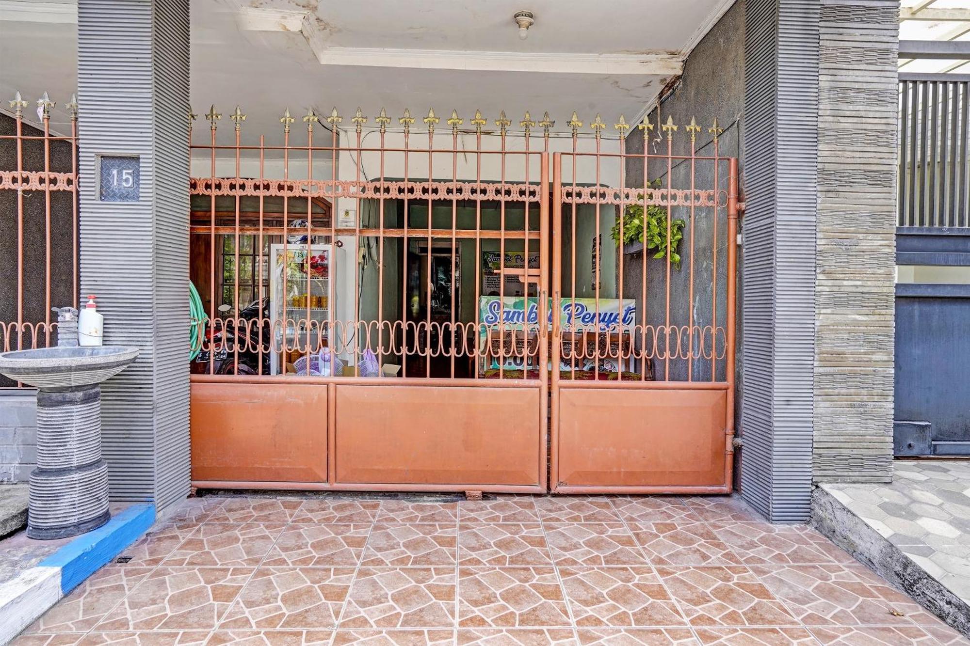 Hotel Spot On 91716 Kost Yy Syariah Mojokerto Exterior foto